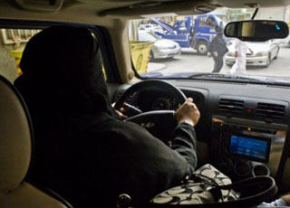 صحيفة بريطانية: “شيخ سعودي” يحذر النساء من القيادة لأنها تضر بالمبايض والحوض!