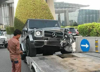 مرسيدس جي 65 "جيب" تتعرض لحادث في أحد مواقف برج المملكة بمدينة الرياض Mercedes G65 5