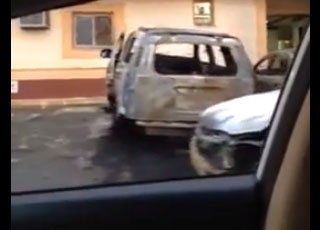 “فيديو”: مجهولين يحرقون 4 سيارات غرب مدينة الرياض اليوم صباحاً ويهربون