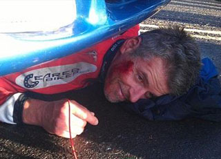 "صور" بريطاني يعلق مدة 30 دقيقة تحت عجلات السيارة بعد حادث مروري 1