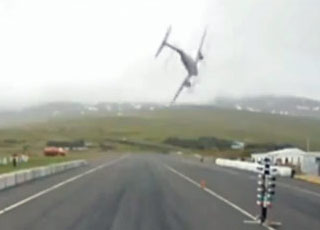 “فيديو” تحطم طائرة على مدرج الطائرات قبل لحظات من بدأ سباق للسيارات