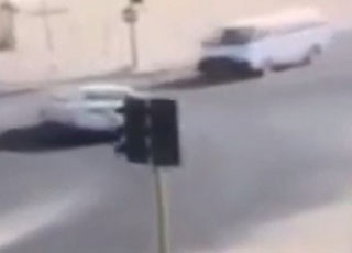"فيديو" شاهد حادث مرعب بسبب قطع الإشارة الحمراء في السعودية 3