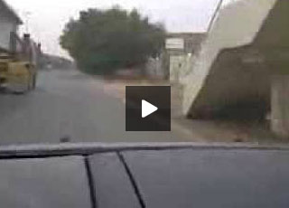 "فيديو" متهور سعودي يعبر بسيارته من تحت شاحنتين 1