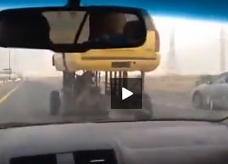 "فيديو" شاهد مواطن يتجول في طرق مدينة الرياض بمركبة مخالفة 1