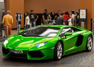 "بالصور" لامبورجيني افنتادور باللون الأخضر اللامع في مدينة دبي تجذب الانظار 3