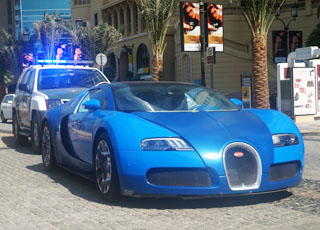 “بالصور” شرطة دبي تحجز سيارة بوجاتي فيرون لشاب سعودي كان يسير بها بدون لوحات