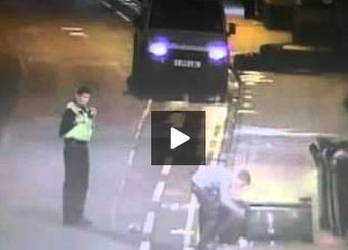 “فيديو” شاهد تعامل الشرطة البريطانية مع شاب يرمي القمامة بالشارع