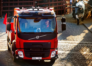 فولفو تطلق الثيران الهائجة على شاحنتها الجديدة FL في اعلان تلفزيوني Volvo Truck 1