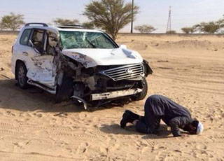 “بالصور” مواطن يسجد لله شكراً بعدما انجاه الله من حادث سير هو وعائلته بسيارته الجديدة