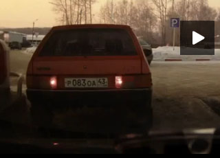"فيديو" سائق في روسيا يرفع سيارته لتزويدها بالبنزين 3