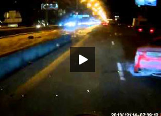“فيديو” سائق يتجاوز بشكل خاطئ ويتفاجئ بموقع صيانة غير مضاء