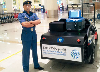 "بالصور" شاهد سيارة الكاشف أحدث تقنيات موظفي مطار دبي الدولي 1