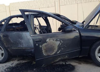 “بالصور” مواطن يشعل النار بسيارته أمام “مرور رفحاء” اعتراضاً على حجزها