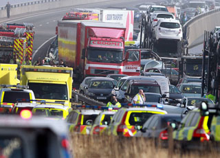 “بالصور” اصطدام 100 سيارة في حادث مروري في بريطانيا بسبب الضباب
