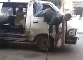 “بالفيديو” يمني يتحدى إعاقته ويركب السيارة بطريقة عجيبة