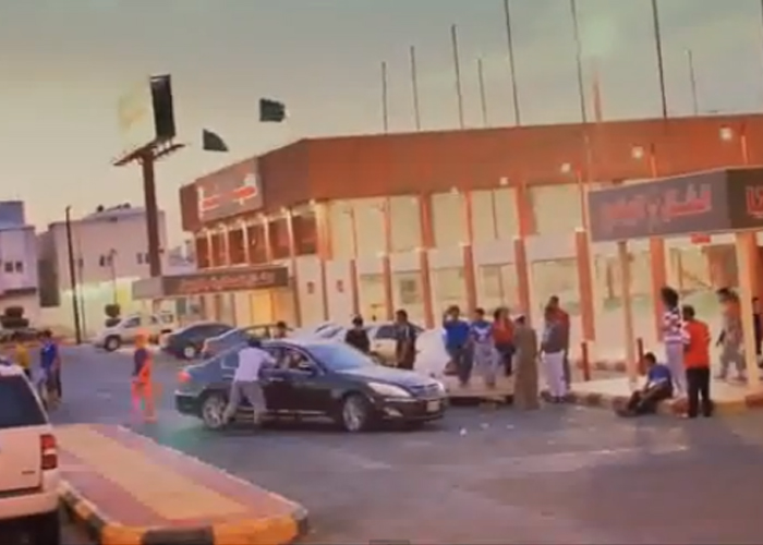 بالفيديو شباب سعوديين يقلدون دور "تشكيل عصابة" يطلقون النار على المارة ويرصدون ردود افعالهم 3