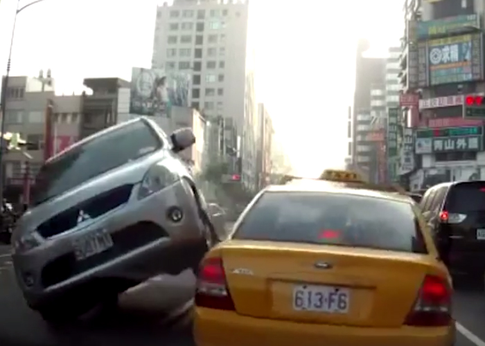 “فيديو” سيارة امرأة مسرعة تستقر فوق تاكسي متوقف عند إشارة مرور​!