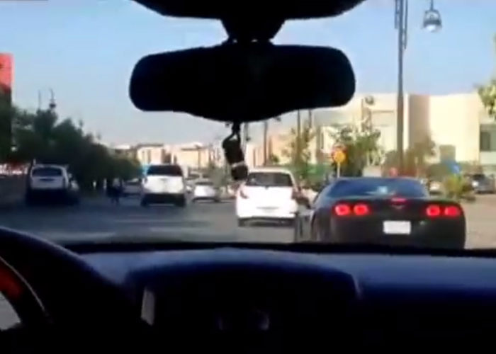 “بالفيديو” شاب بزي نسائي يقود سيارة بشوارع الرياض ويغازل قائدي السيارات
