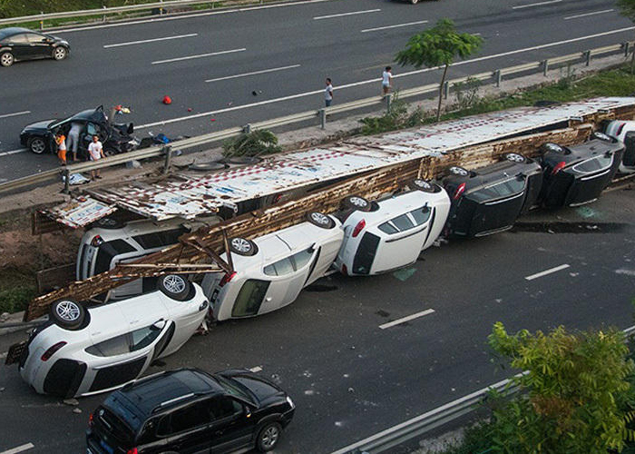 "بالصور" انقلاب شاحنة نقل سيارات يدمر 11 سيارة جديدة في الصين 2