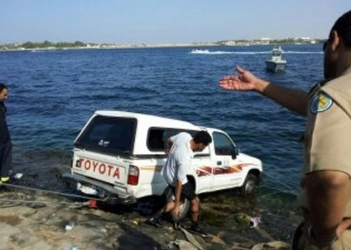 “بالصور” طفل يقود سيارة والده من نوع تويوتا هايلكس ويغرقها في بحر جدة!