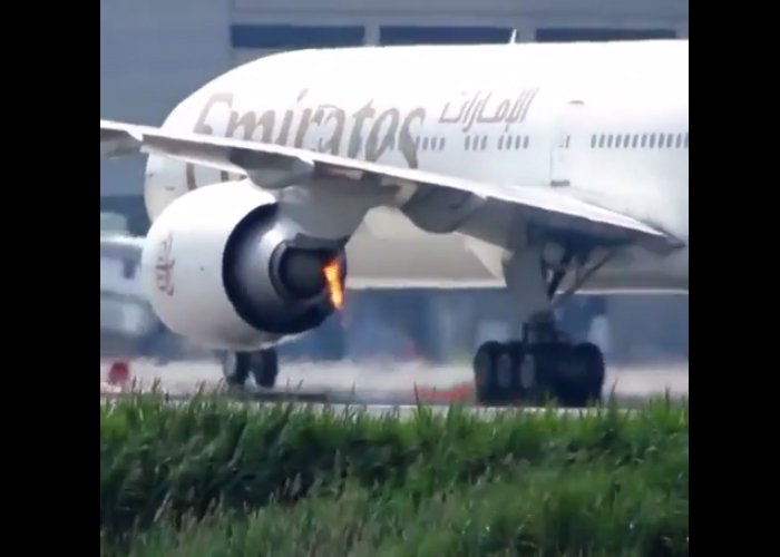 “بالفيديو” شاهد اشتعال محرك طائرة تابعة لخطوط طيران الامارات اثناء هبوطها