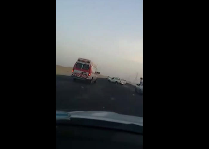 "بالفيديو" شبان مراهقين يقومون بالتفحيط أمام سيارة إسعاف ويعيقون عملها بمدينة الرياض 2