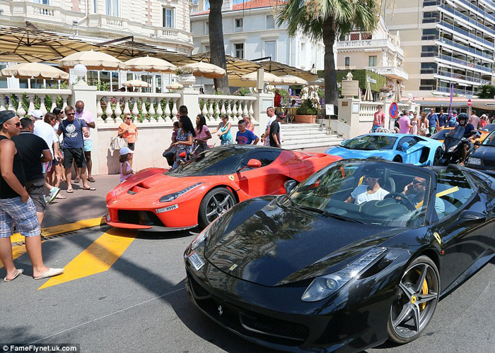 "بالصور" الخليجيين الاثرياء وسياراتهم الفاخرة يصلون إلى مدينة كان الفرنسية وسط تجمهر كبير 3
