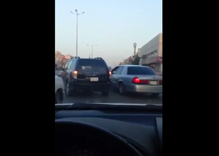 "فيديو" سيارة ساهر تخالف النظام وتتجاوز الإشارة الحمراء بمدينة الرياض 3