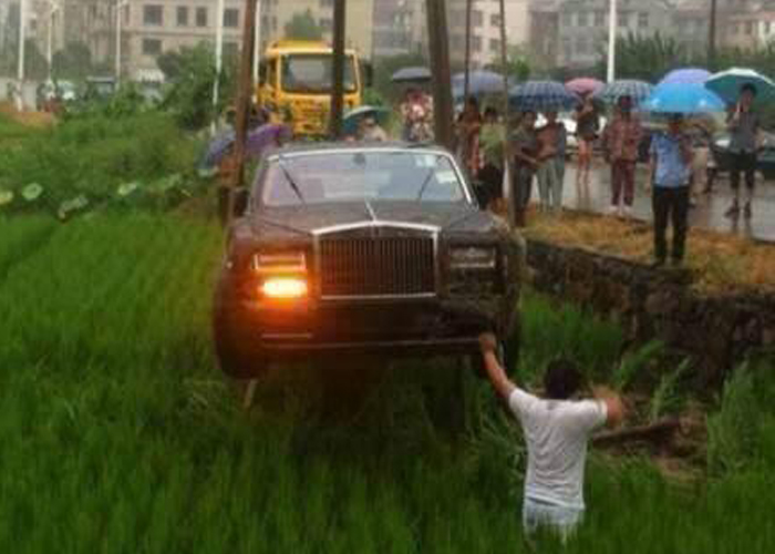 “بالصور” سائق صيني يسقط رولز رويس فانتوم الجديدة داخل أراضي زراعية