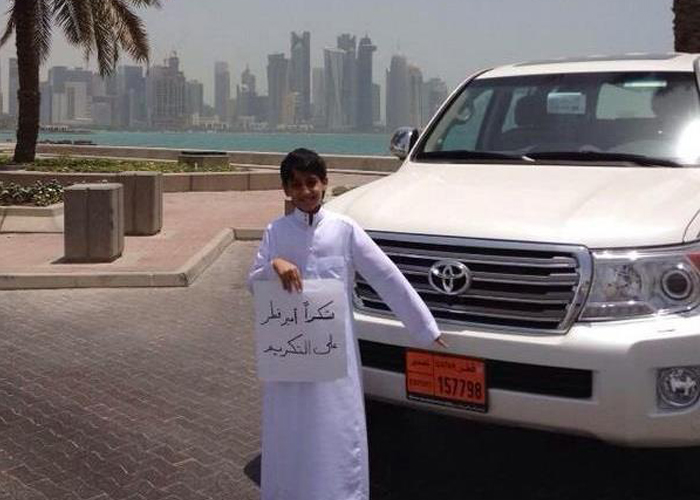 “صورة” أمير قطر يهدي طفل سعودي سيارة تويوتا لاندكروزر بعد أن قام بتغيير أسمه