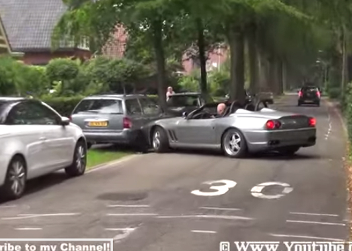 “فيديو” شاب متهور يحطم سيارة فيراري نادرة Ferrari 550 Barchetta