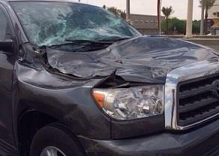 "بالصور" عمود إنارة يسقط على سيارة بطريق الملك عبدالله في مدينة الرياض 3
