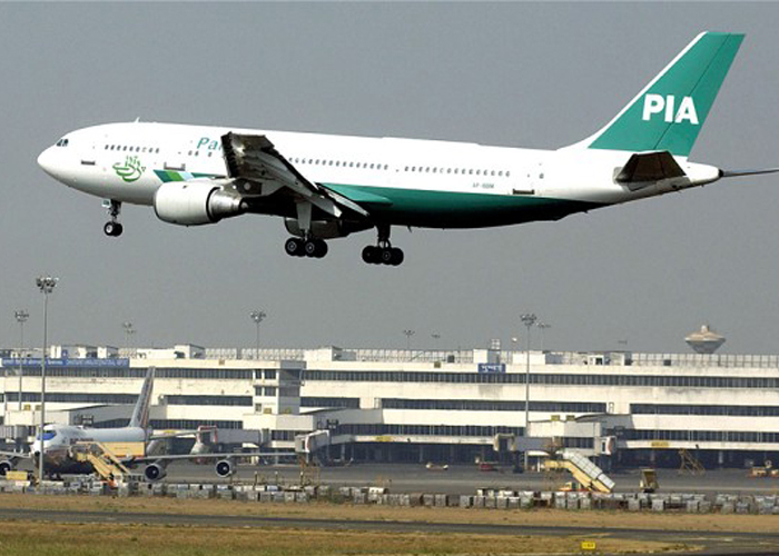 تعطل طائرة الخطوط الباكستانية واشتعال النار بها أثناء هبوطها بمطار جدة