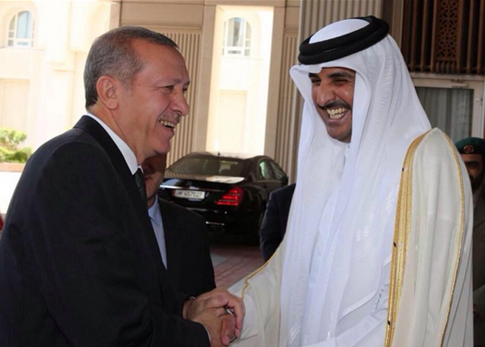 "بالصور" أمير قطر تميم بن حمد "يوصّل" أردوغان بسيارته الخاصة للمطار في ختام زيارته 3