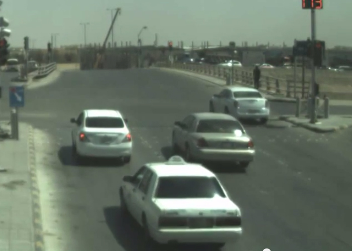 “بالفيديو” شاهد سائقون يستغلون ثغرة في نظام ساهر ويقطعون الإشارة الحمراء
