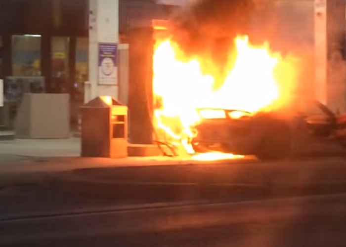 “فيديو” احتراق بورش 918 سبايدر في احد محطات الوقود بسبب حصول شرارة صغيرة