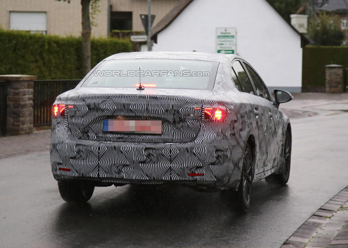 تويوتا افينسيس 2016 بالتغييرات والشكل الجديد تظهر خلال اختبارها Toyota Avensis