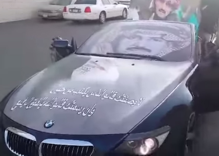 “بالفيديو” شاهد مواطن يهدي الأمير الوليد بن طلال سيارة BMW