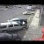“فيديو” شاهد مواطن ينقذ طفلاً من الدهس بين السيارات في الباحة