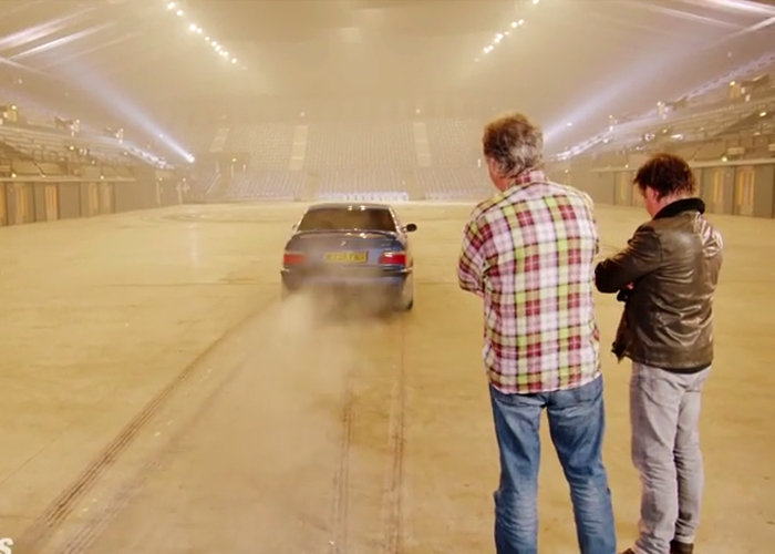"فيديو" جيرمي كلاركسون يختبر تسارع سيارة بي ام دبليو M3 بطريقته الخاصة 4