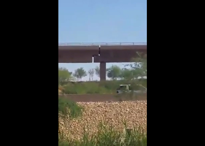 "بالفيديو" مواطن يوثّق انفصال فواصل جسر بالرياض و"النقل": الوضع غير مقلق 3