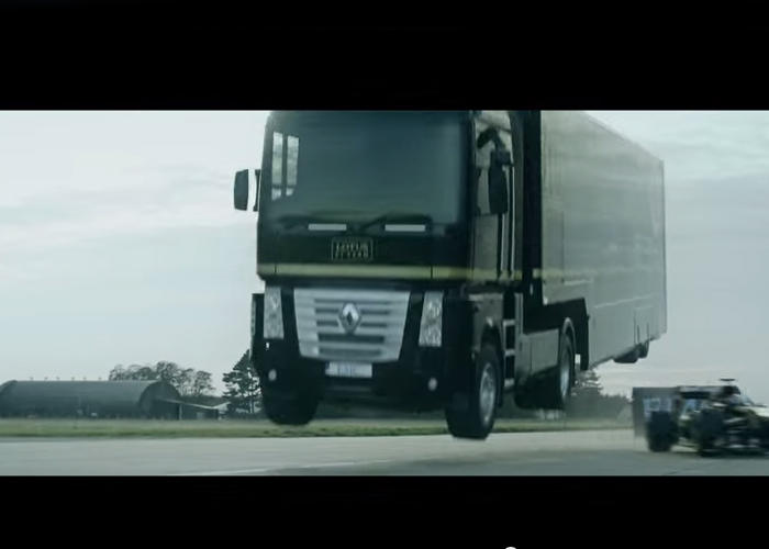 “فيديو”  قفزة شاحنة فريق لوتس فوق سيارة فورمولا 1 تسجل رقم قياسي جديد