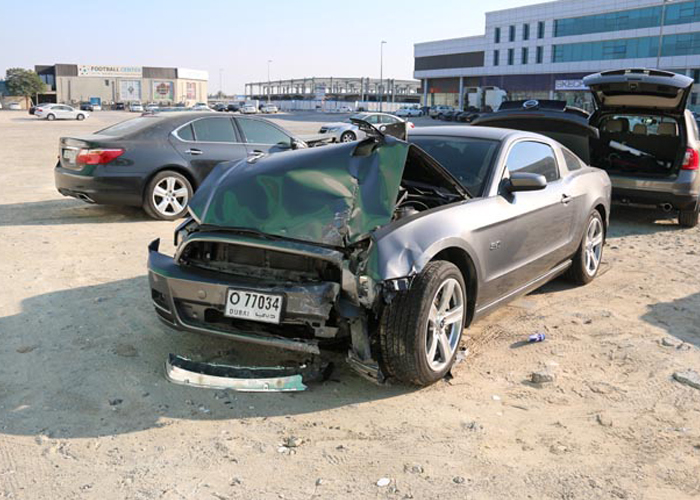 "فيديو" عامل صف السيارات يحطم سيارة فورد موستنج في مدينة دبي 3
