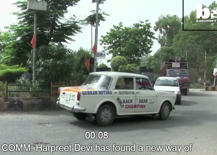 "فيديو" شاهد سائق هندي يقود سيارته للخلف فقط منذ 12 سنة! 3