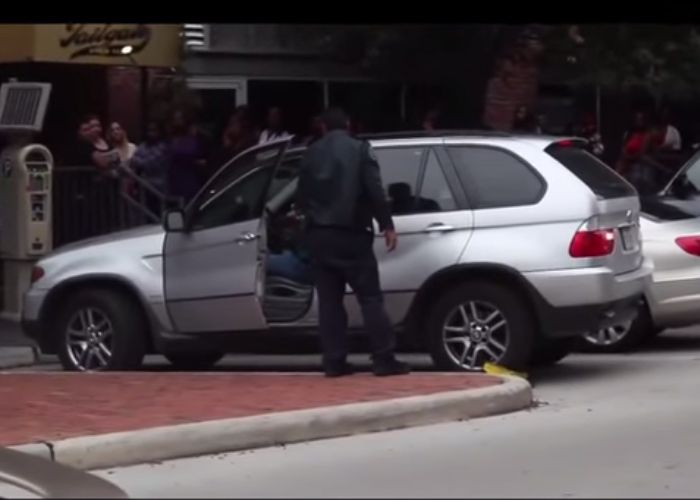 “فيديو” امرأة تنزع قيود المخالفة من عجلات سيارتها رغم انف الشرطي!