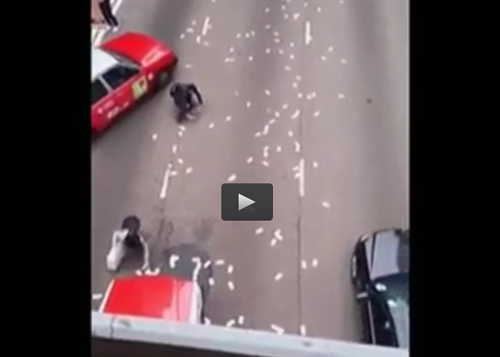 “فيديو” شاهد زحمة وفوضى إثر تبعثر نحو مليوني دولار في احد شوارع هونغ كونغ