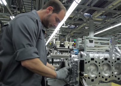 "فيديو" شاهد مراحل تصنيع وتجميع محركات بورش 911 من داخل المصنع 1