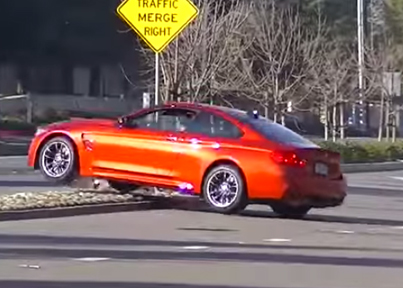 "فيديو" سائق BMW M4 كوبيه الجديدة يتباهى بسيارته امام الماره ويصطدم بها 1