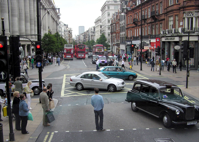 “فيديو” شاهد كيف تكتب التعليمات الارشادية على الطرقات في مدينة لندن