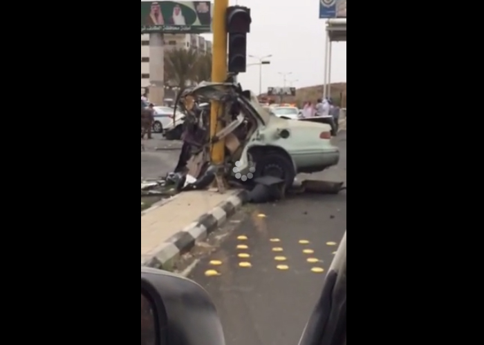 “فيديو” حادث مروع يقسم سيارة الى نصفين على طريق الهدا ويصرع قائدها